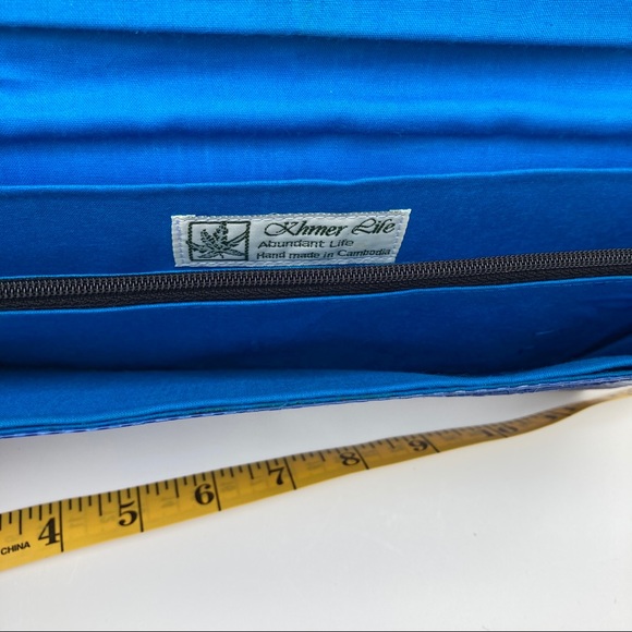 Clutch hand made in Cambodia -recycled materials. - Picture 5 of 6